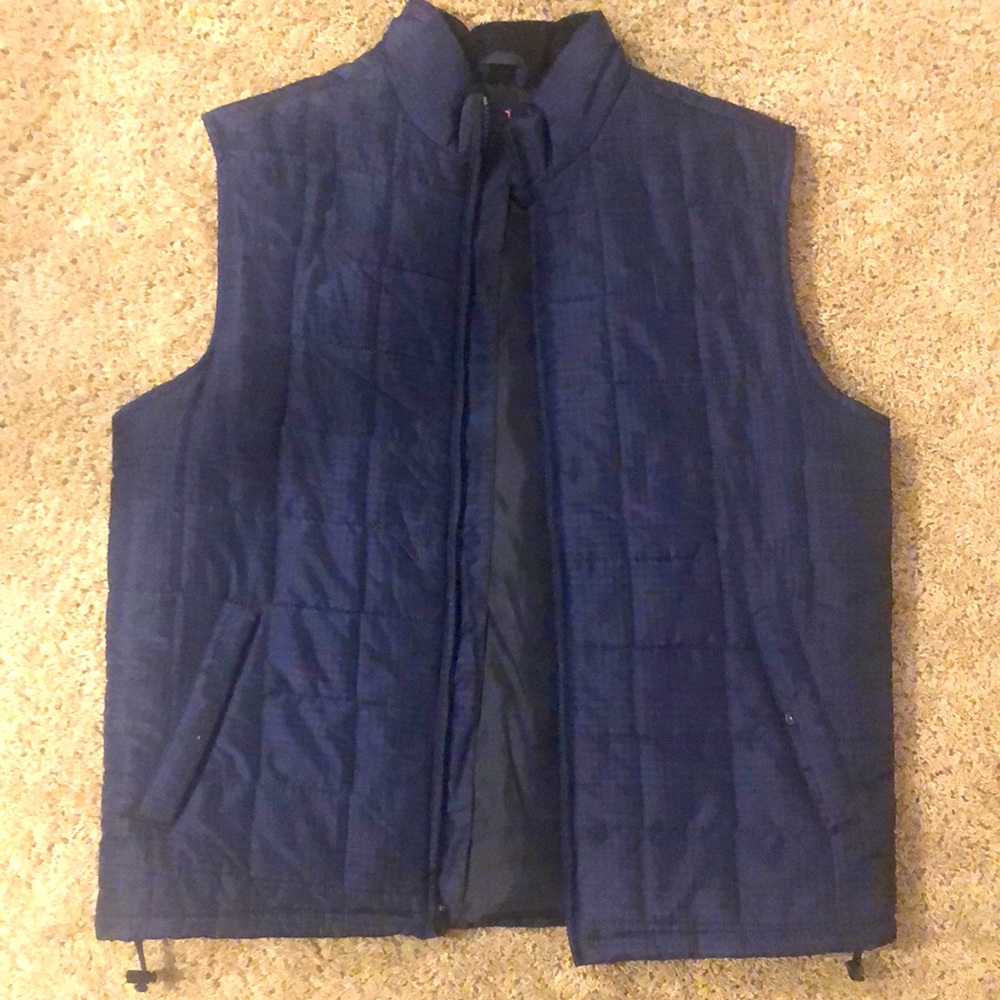Lightweight navy blue quilted Men’s vest!